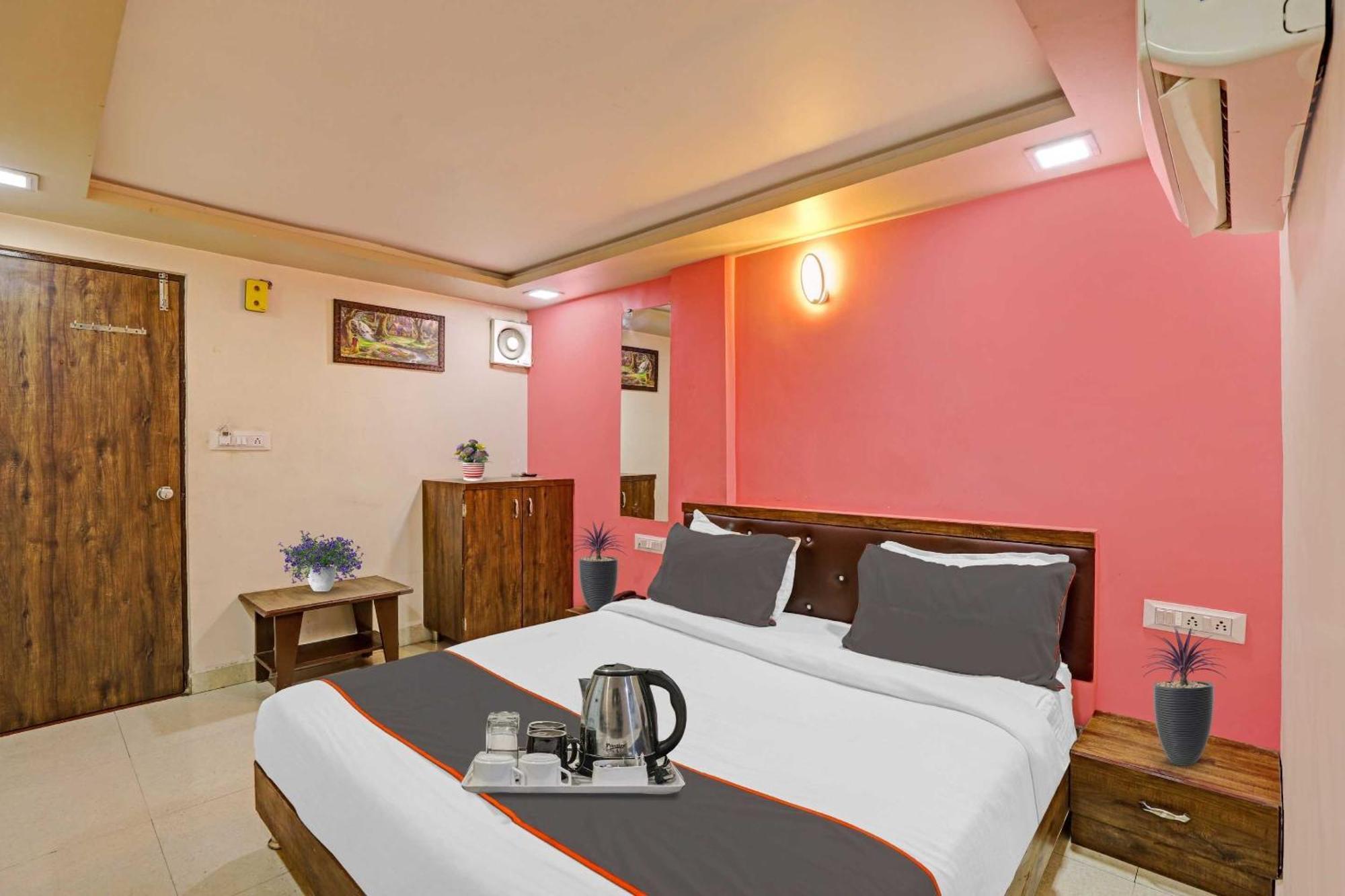 Hotel O Royal Ahmedabad Buitenkant foto