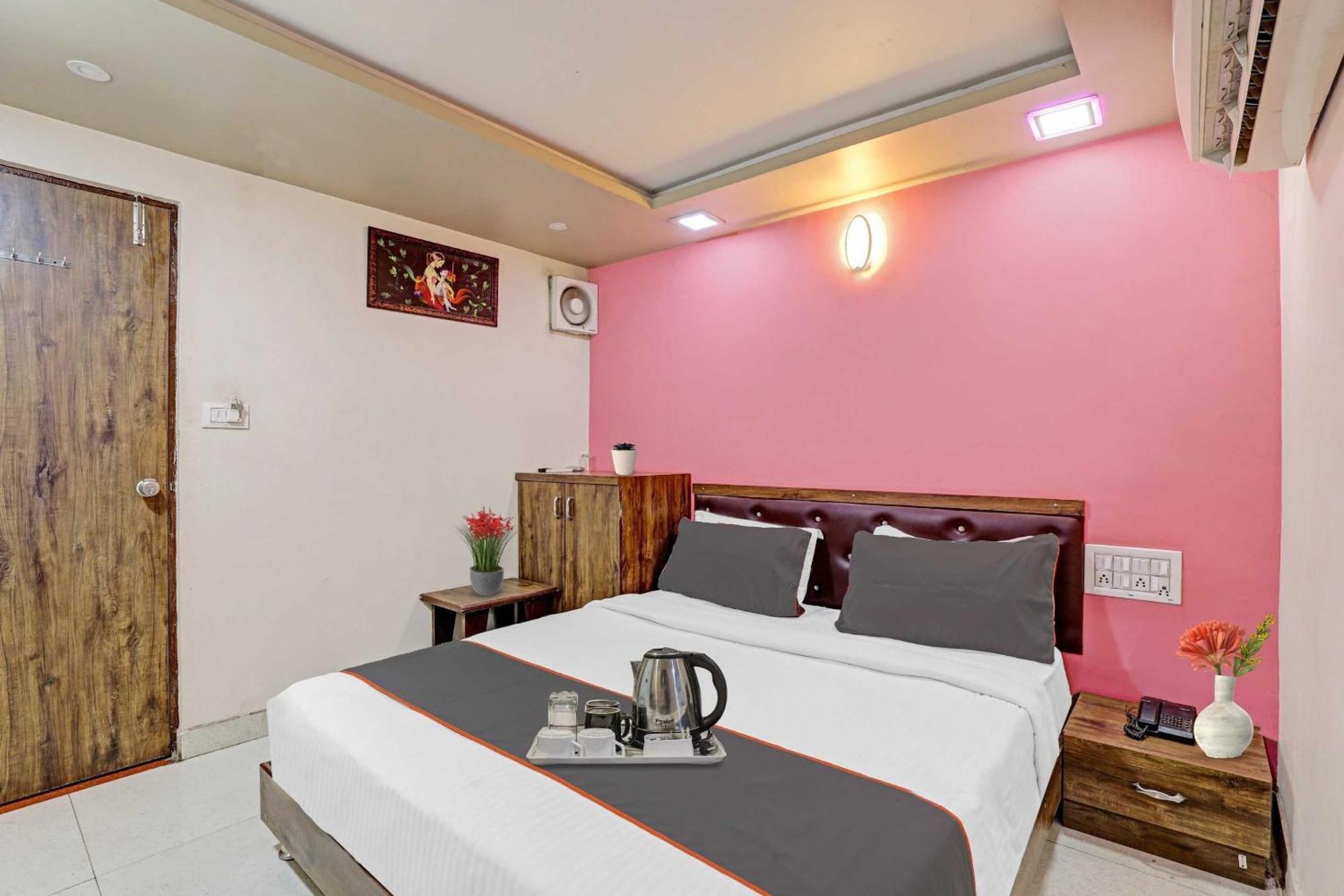 Hotel O Royal Ahmedabad Buitenkant foto