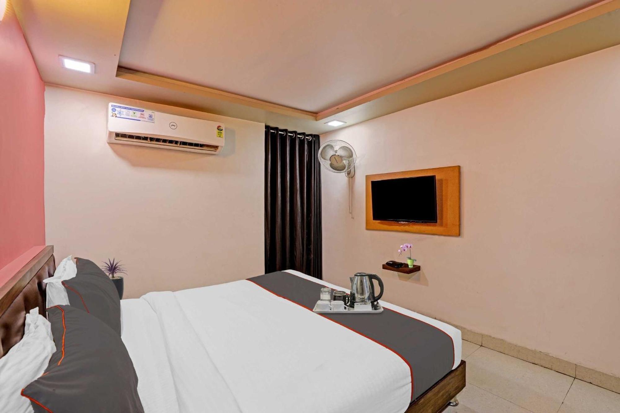 Hotel O Royal Ahmedabad Buitenkant foto