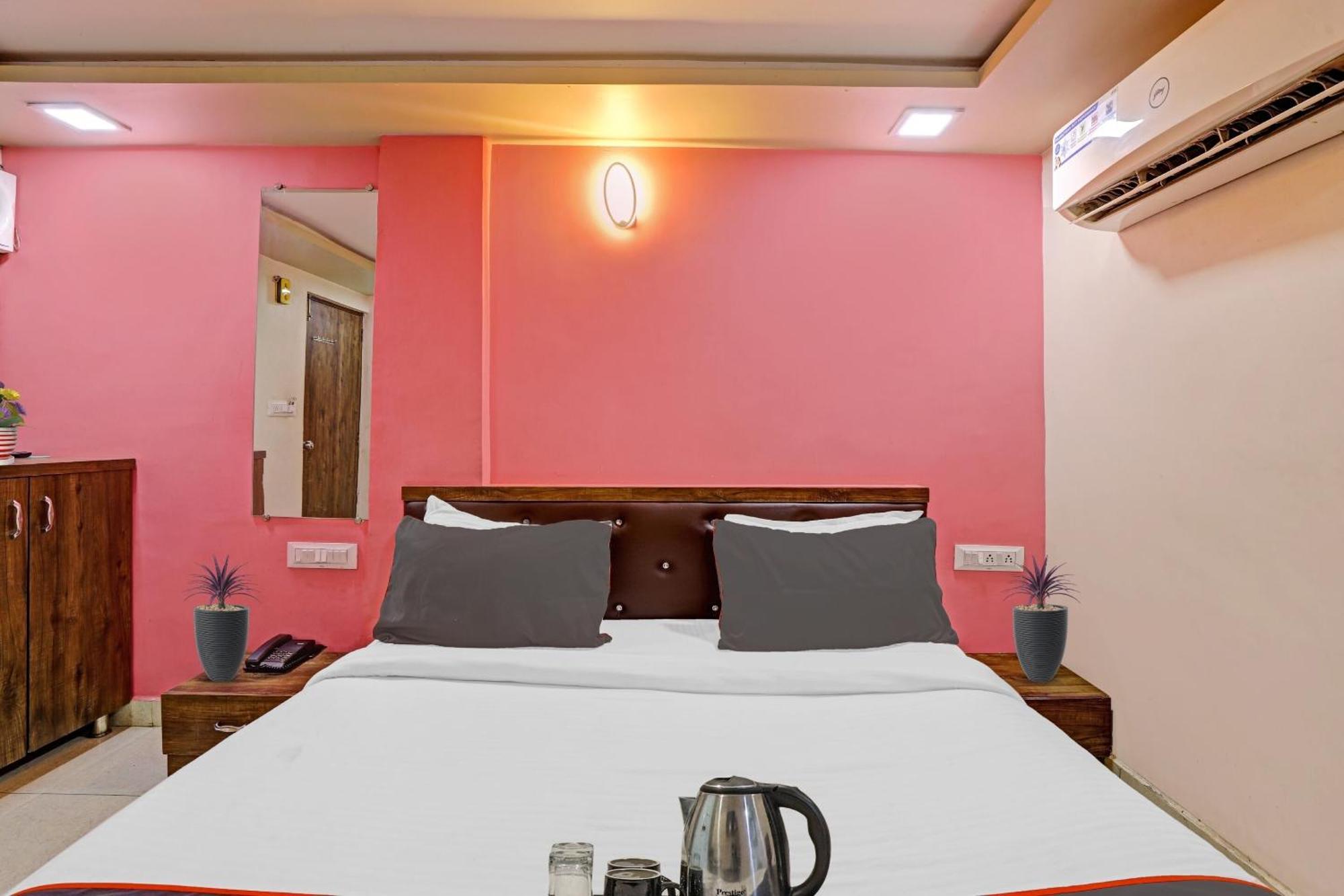 Hotel O Royal Ahmedabad Buitenkant foto