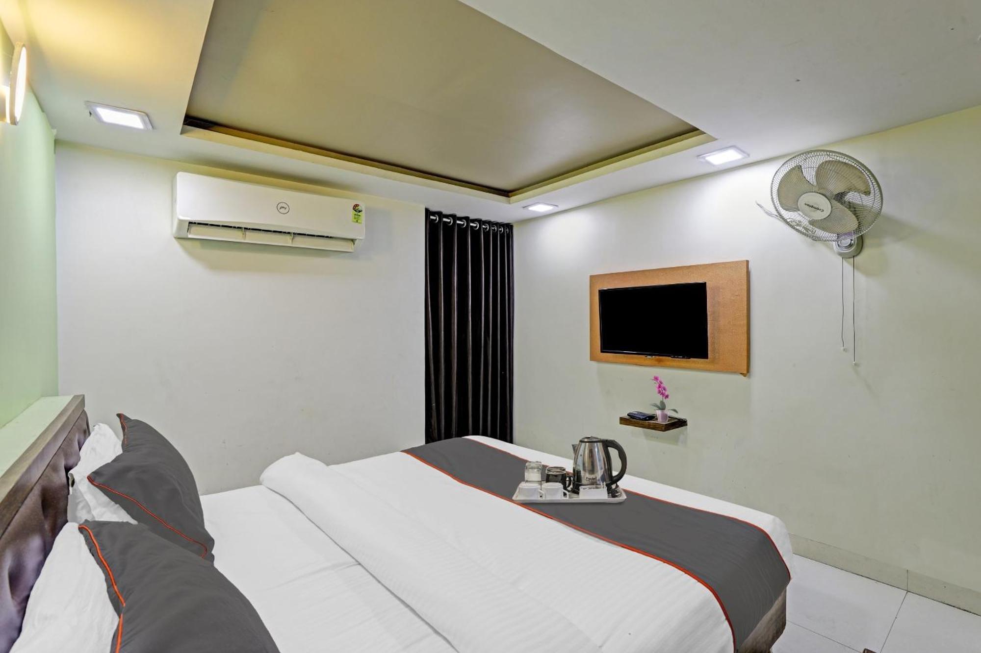 Hotel O Royal Ahmedabad Buitenkant foto