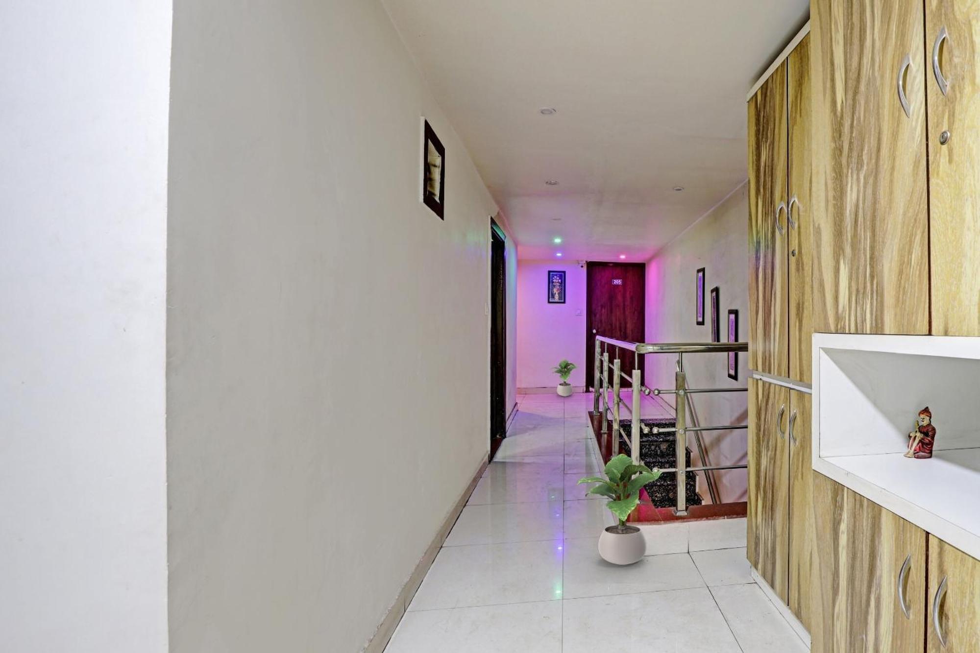 Hotel O Royal Ahmedabad Buitenkant foto