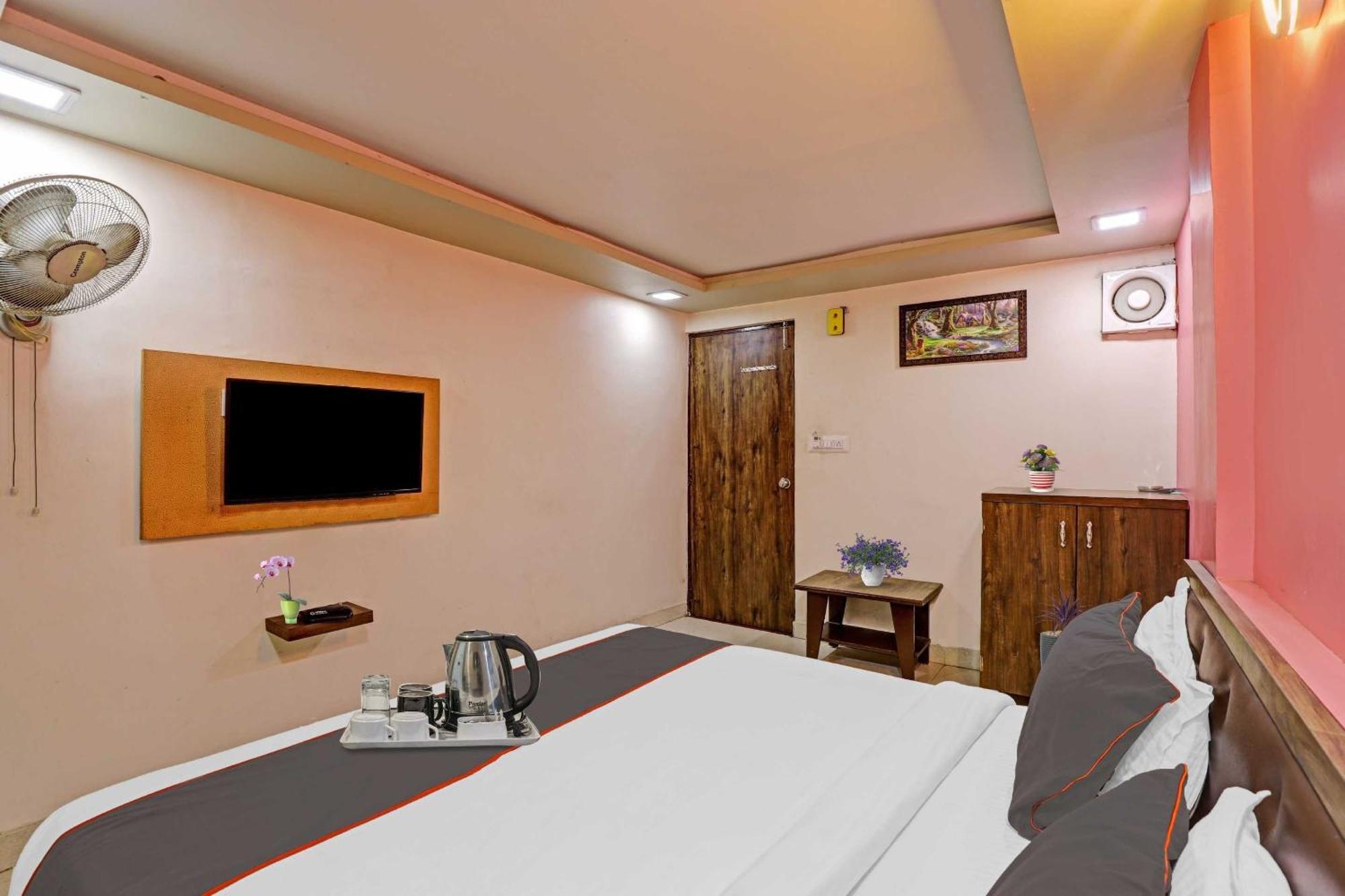 Hotel O Royal Ahmedabad Buitenkant foto