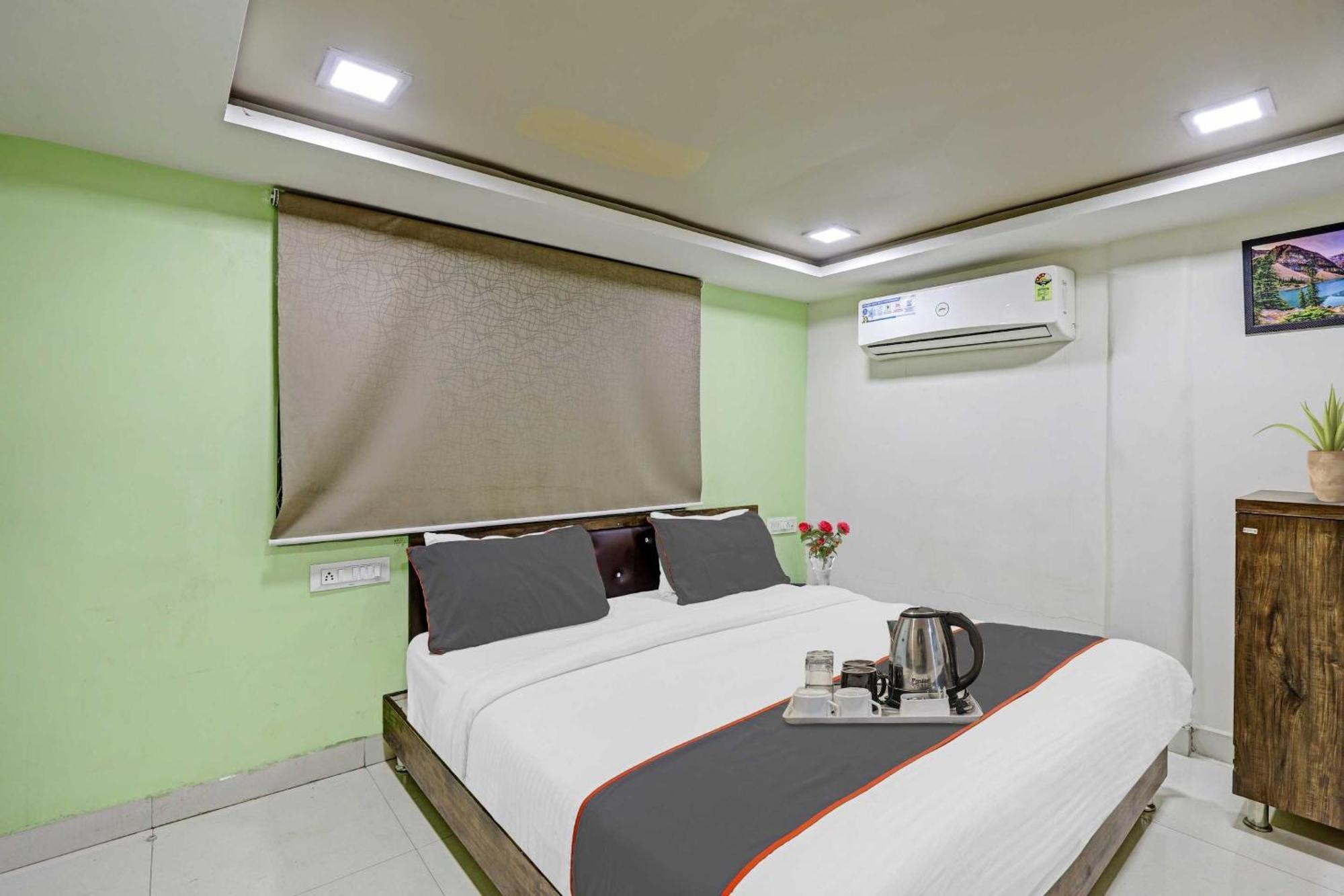 Hotel O Royal Ahmedabad Buitenkant foto