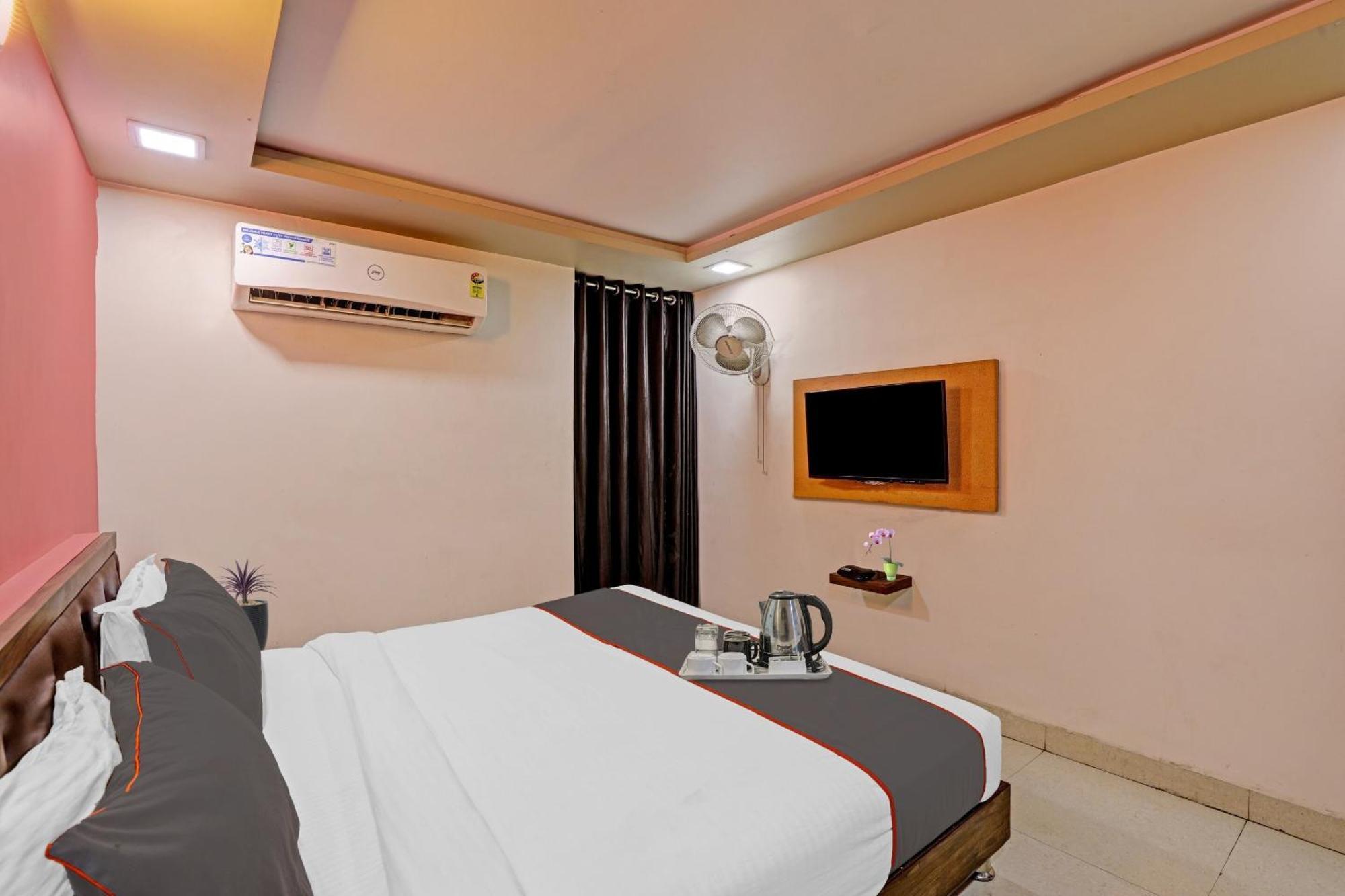 Hotel O Royal Ahmedabad Buitenkant foto