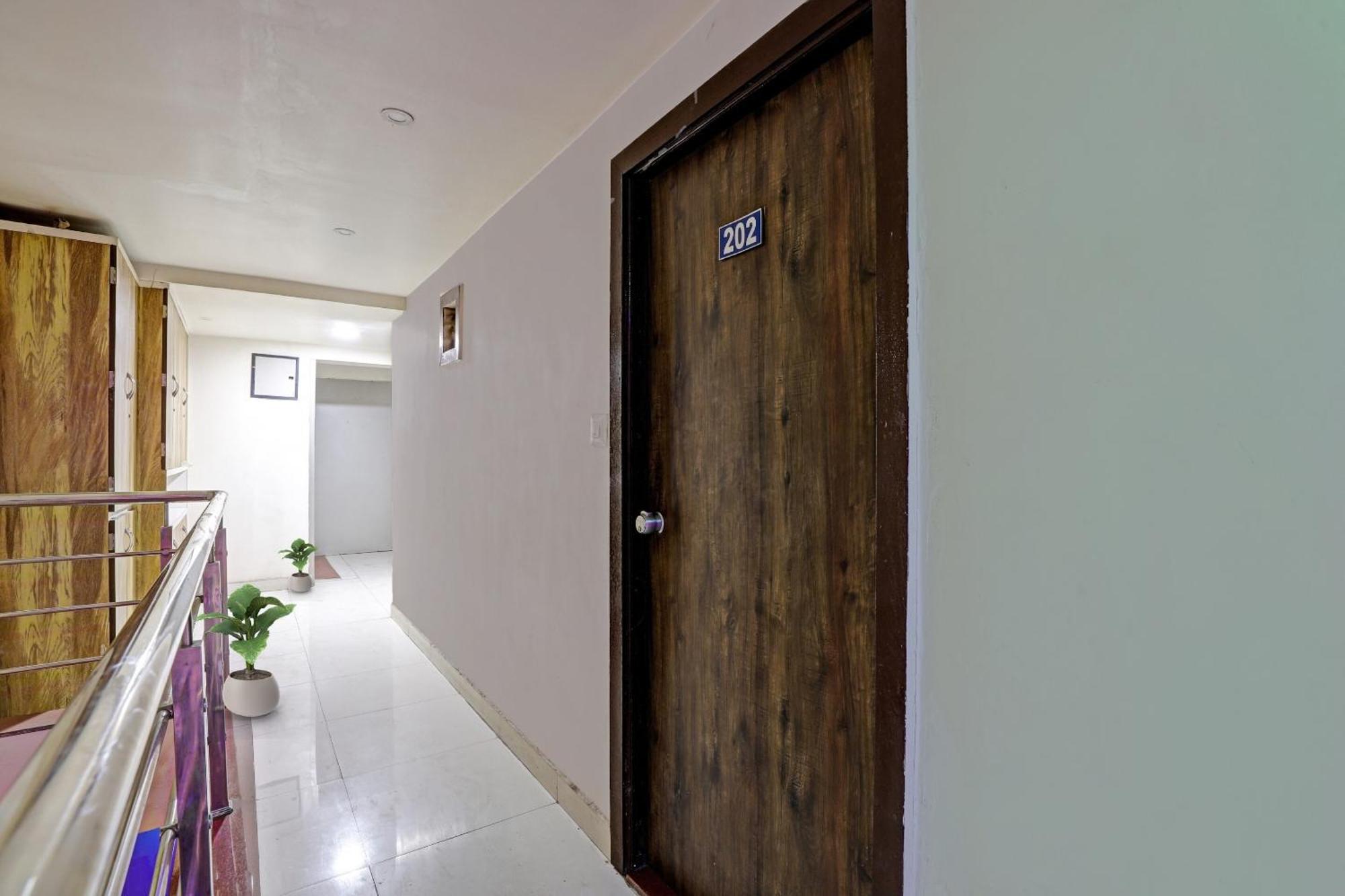 Hotel O Royal Ahmedabad Buitenkant foto