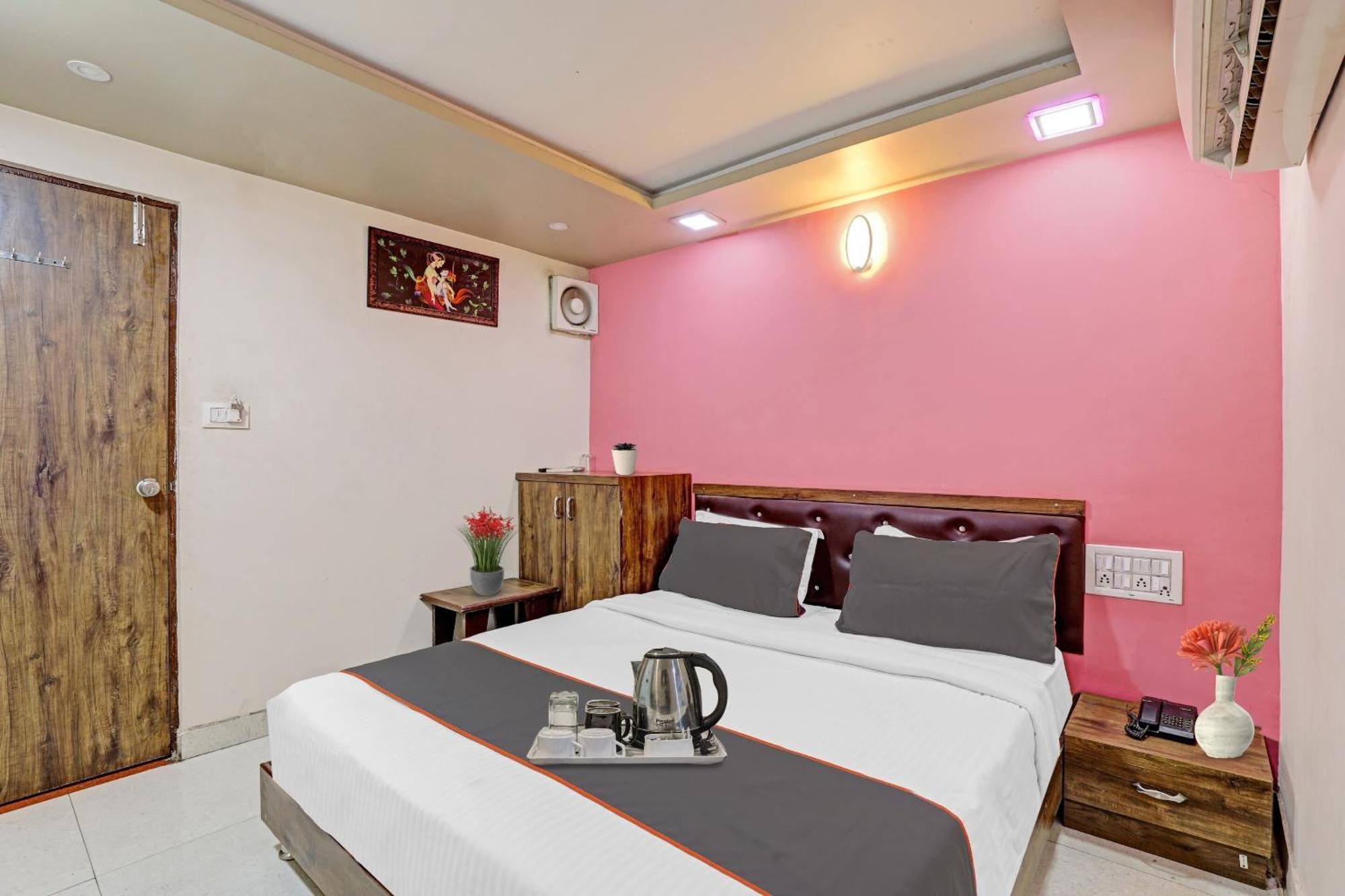 Hotel O Royal Ahmedabad Buitenkant foto