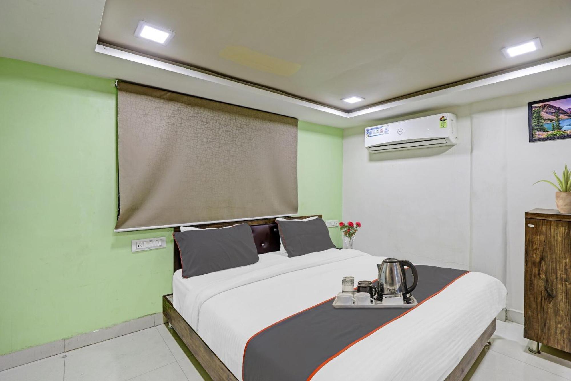 Hotel O Royal Ahmedabad Buitenkant foto