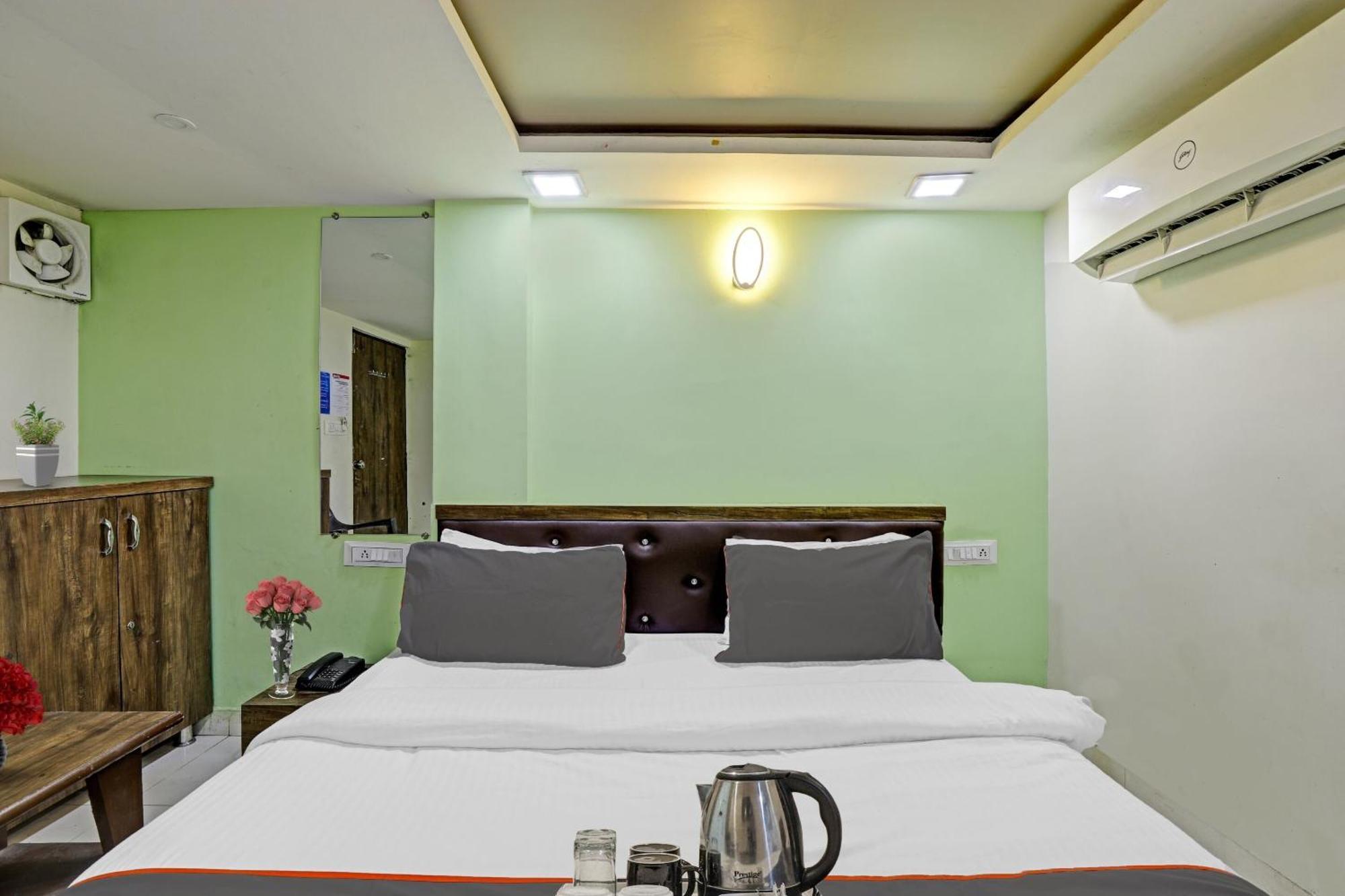 Hotel O Royal Ahmedabad Buitenkant foto